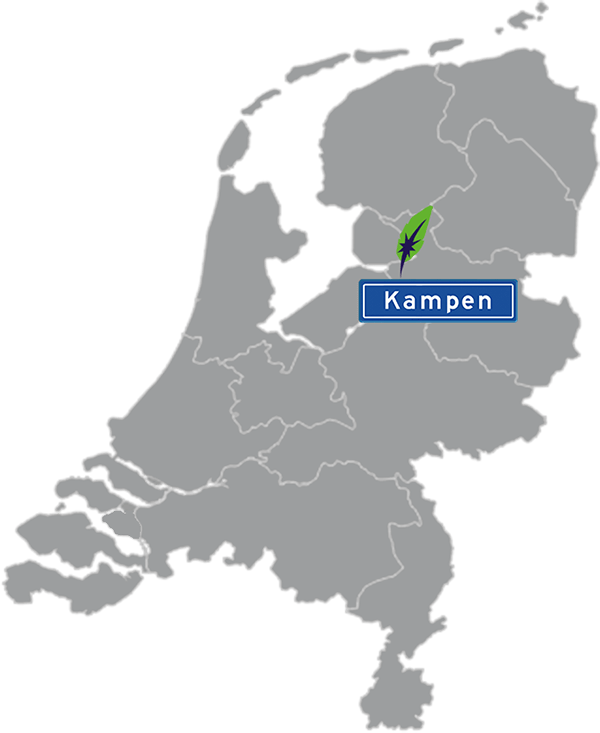 Grijze kaart van Nederland met Kampen aangegeven voor maatwerk taalcursus Frans zakelijk - blauw plaatsnaambord met witte letters en Dagnall veer - transparante achtergrond - 600 * 733 pixels